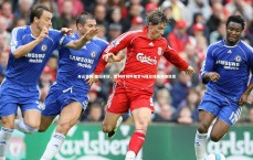 开云官网-重归于好，胜利时刻阿隆索与维尼修斯拥抱致意